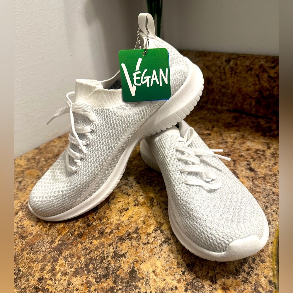 White Vegan Knit Sneakers women’s 8w new! Skechers